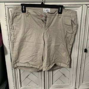 Celebrity pink khaki shorts in great condition no rips or stains